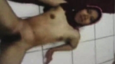 indonesian- cewek jilbab striptease 2